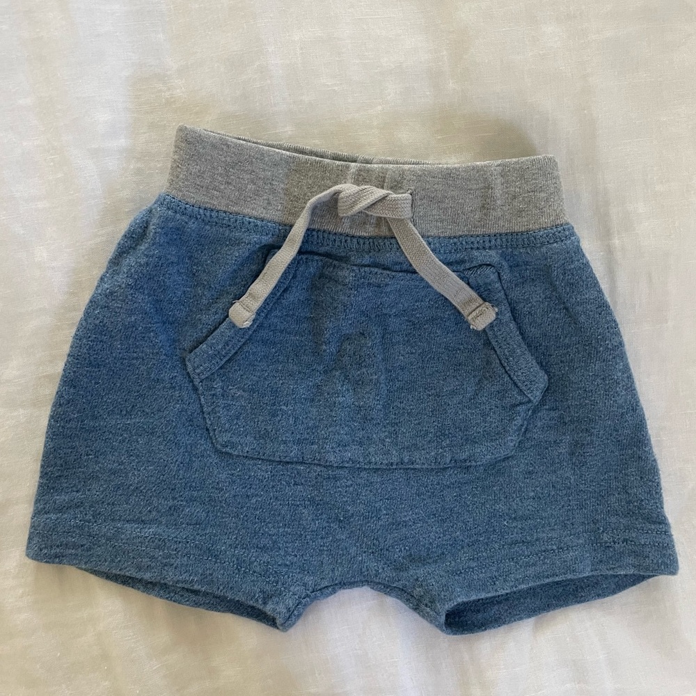 Baby Gap comfy cotton shorts in good condition! 12-18 months.